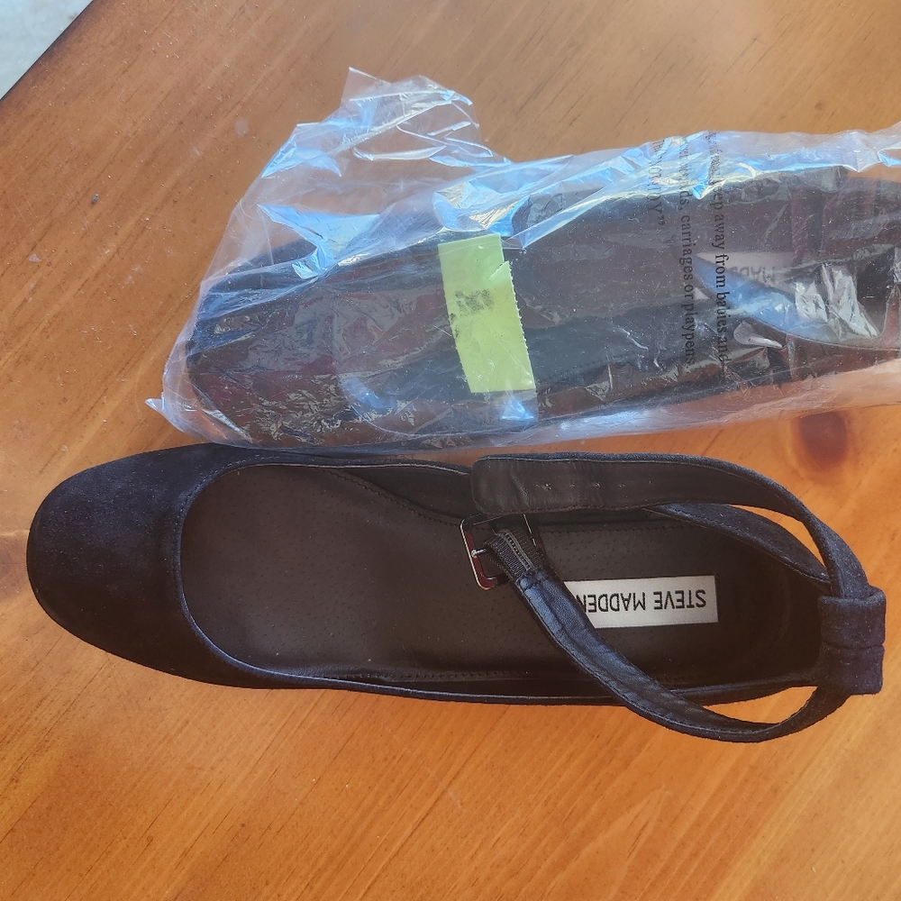Steve Madden black suede shoe